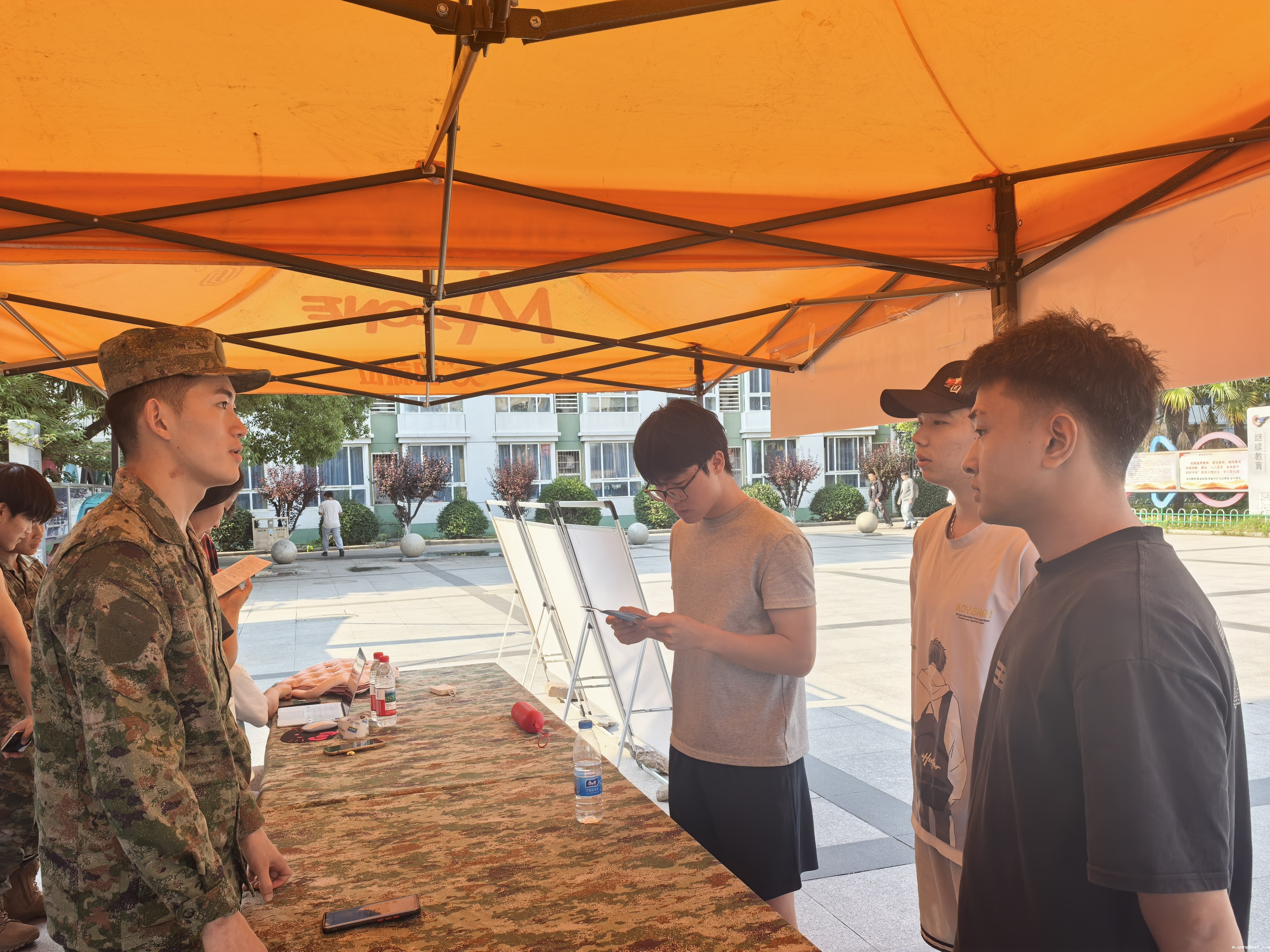 人武部组织开展2025年秋季应征入伍宣传咨询活动